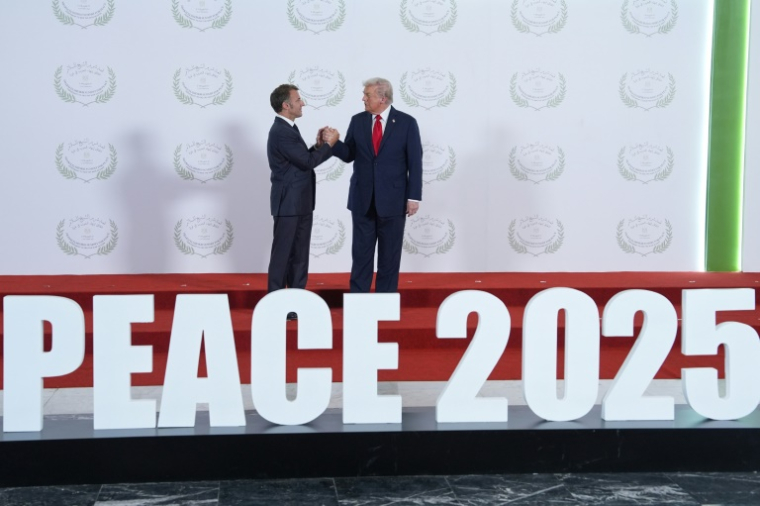 Le président américain Donald Trump salue le président français Emmanuel Macron lors d'un sommet sur Gaza à Charm el-Cheikh, le 13 octobre 2025 ( POOL / Evan Vucci )