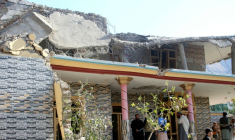 Des Afghans se rassemblent devant une maison endommagée par une frappe pakistanaise à Asadabad dans l'est de l'Afghanistan le 25 novembre 2025 ( AFP / Aimal Zahir )