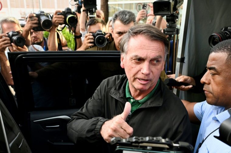 L'ancien président brésilien Jair Bolsonaro fait un signe de pouce levé en quittant le siège de la police fédérale après avoir été interrogé dans le cadre d'une enquête visant l'un de ses fils, à Brasilia, le 5 juin 2025 ( AFP / EVARISTO SA )