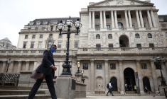 Un passant devant la Banque d'Angleterre dans le quartier financier de la City de Londres