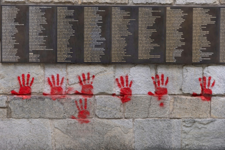 Mains rouges sur le Mur des Justes près du Mémorial de la Shoah à Paris le 14 mai 2024 ( AFP / Antonin UTZ )