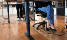 Contre l'excès de sédentarité et ses dangers pour la santé, il est désormais conseillé aux Français de quitter plus souvent la position assise, au travail ou à l'école, pour marcher 3 à 5 minutes chaque demi-heure ( GETTY IMAGES NORTH AMERICA / JUSTIN SULLIVAN )