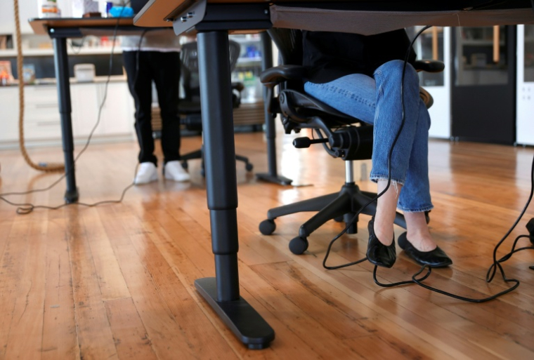 Contre l'excès de sédentarité et ses dangers pour la santé, il est désormais conseillé aux Français de quitter plus souvent la position assise, au travail ou à l'école, pour marcher 3 à 5 minutes chaque demi-heure ( GETTY IMAGES NORTH AMERICA / JUSTIN SULLIVAN )