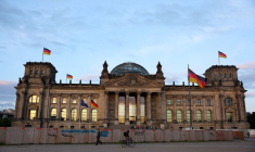 Des drapeaux flottent à l'extérieur du bâtiment du Reichstag, le siège du parlement allemand, à Berlin
