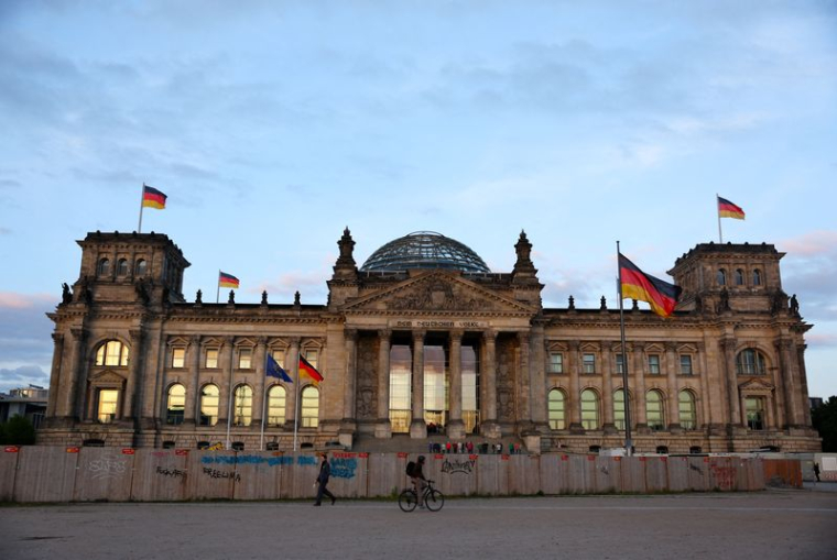 Des drapeaux flottent à l'extérieur du bâtiment du Reichstag, le siège du parlement allemand, à Berlin
