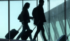 Des passagers à l'aéroport de Brest le 22 octobre 2024 ( AFP / FRED TANNEAU )