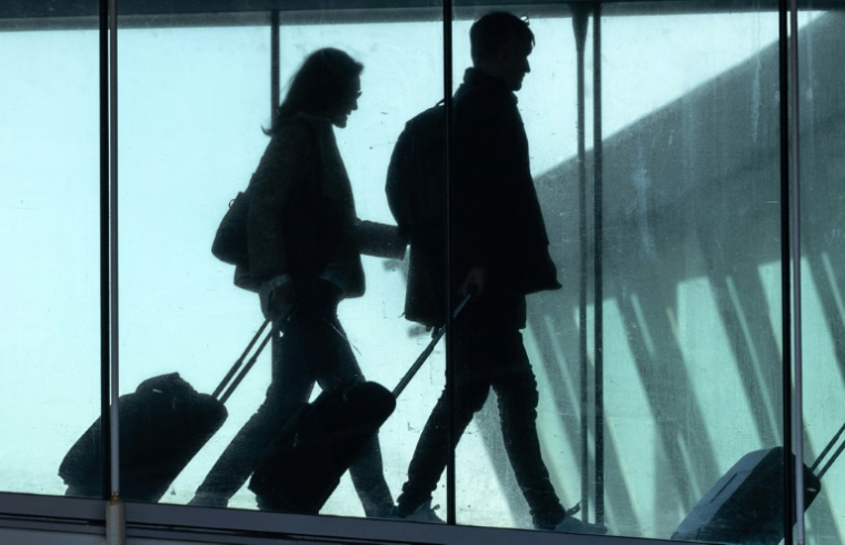 Des passagers à l'aéroport de Brest le 22 octobre 2024 ( AFP / FRED TANNEAU )