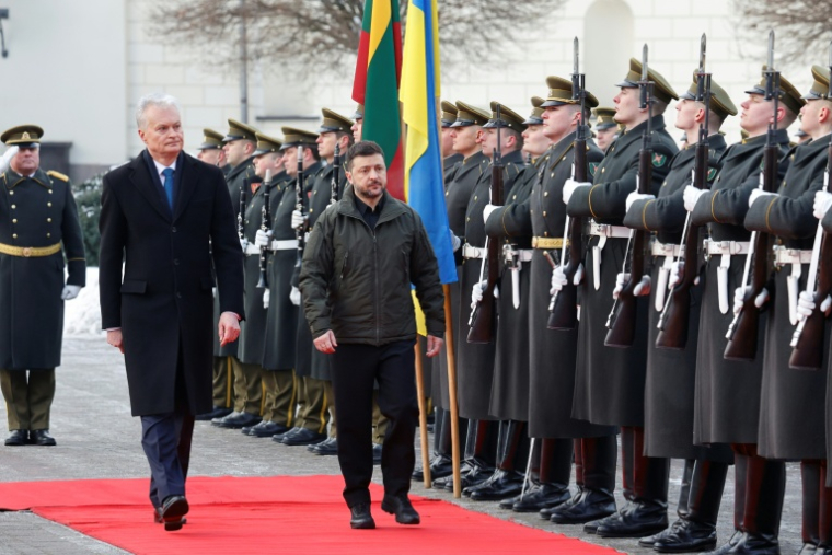 Le président ukrainien Volodymyr Zelensky (D) et son homologue lituanien Gitanas Nauseda à Vilnius, le 25 janvier 2026 ( AFP / Petras Malukas )