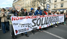 Des manifestants contre le racisme, le fascisme et les violences policières, samedi 14 mars 2026 à Paris ( AFP / Martin LELIEVRE )