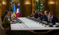 Le président français Emmanuel Macron (c,d) lors d'une réunion de travail avec son homologue ukrainien Volodymyr Zelensky à l'Elysée, le 3 septembre 2025 à Paris ( POOL / Teresa SUAREZ )