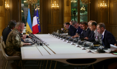 Le président français Emmanuel Macron (c,d) lors d'une réunion de travail avec son homologue ukrainien Volodymyr Zelensky à l'Elysée, le 3 septembre 2025 à Paris ( POOL / Teresa SUAREZ )