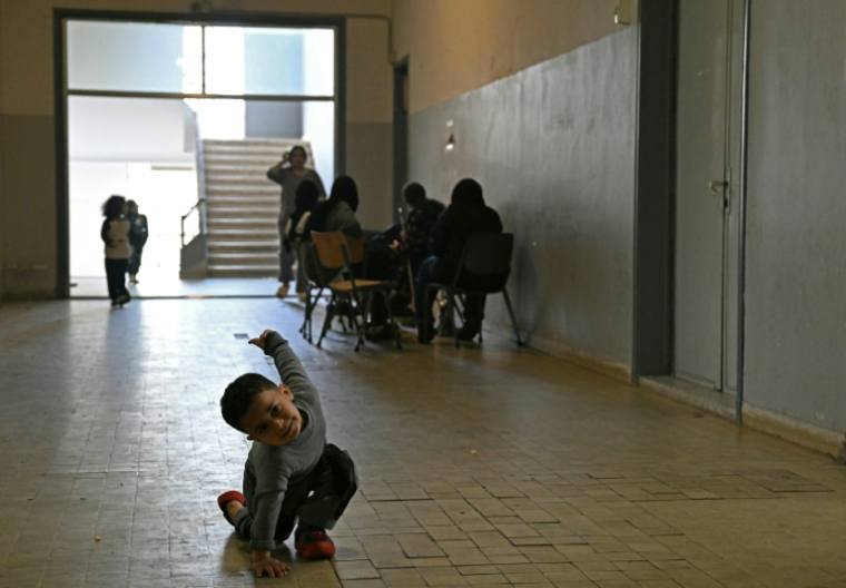 Un enfant joue dans un couloir d’une école transformée en centre d’accueil pour personnes déplacées, dans la région de Dekwaneh, à l’est de Beyrouth, le 15 avril 2026 ( AFP / Joseph EID )