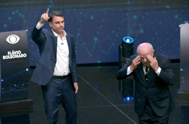 Le président brésilien et candidat à sa réélection, Luiz Inacio Lula da Silva (d.), et le candidat conservateur Flavio Bolsonaro font des gestes lors d'un débat en amont du second tour de la présidentielle, à Sao Paulo, au Brésil, le 18 octobre 2026 ( AFP / NELSON ALMEIDA )
