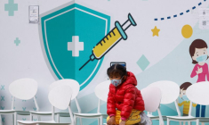 Un enfant dans un centre de vaccination à Hong Kong