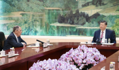 Photo diffusée par le ministère russe des Affaires étrangères, le 15 avril 2026, montrant le ministre russe des Affaires étrangères Sergueï Lavrov (g) et le président chinois Xi Jinping lors d'une réunion à Pékin ( RUSSIAN FOREIGN MINISTRY / Handout )