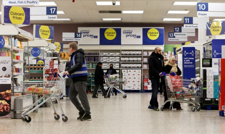 Photo d'archives de clients dans un supermarché Tesco Extra à Londres