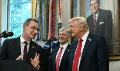 Donald Trump avec le patron de Pfizer Albert Bourla à la Maison Blanche le 30 septembre 2025 ( AFP / Brendan SMIALOWSKI )
