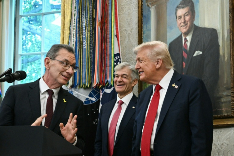 Donald Trump avec le patron de Pfizer Albert Bourla à la Maison Blanche le 30 septembre 2025 ( AFP / Brendan SMIALOWSKI )
