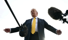Le président américain Donald Trump parle à la presse à l'aéroport de Palm Beach, en Floride, le 2 mai 2026 ( AFP / Jim WATSON )