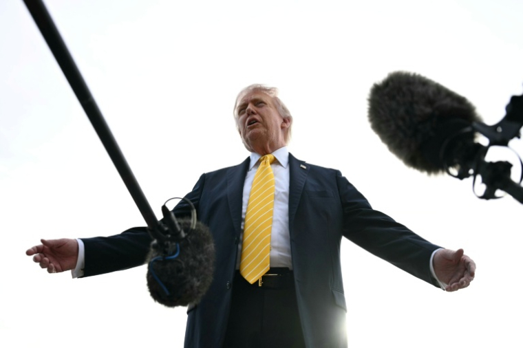 Le président américain Donald Trump parle à la presse à l'aéroport de Palm Beach, en Floride, le 2 mai 2026 ( AFP / Jim WATSON )