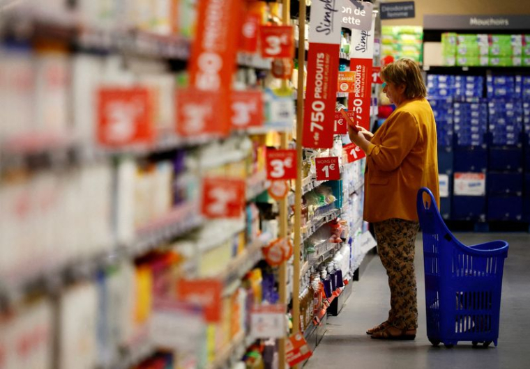 Des consommateurs dans un supermarché près de Paris