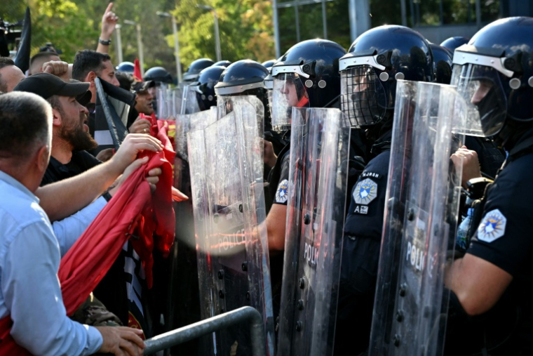 Des manifestants face à la police antiémeute à Pristina, le 16 septembre 2026, après la condamnation de l'ex-président Hashim Thaçi ( AFP / Elvis BARUKCIC )