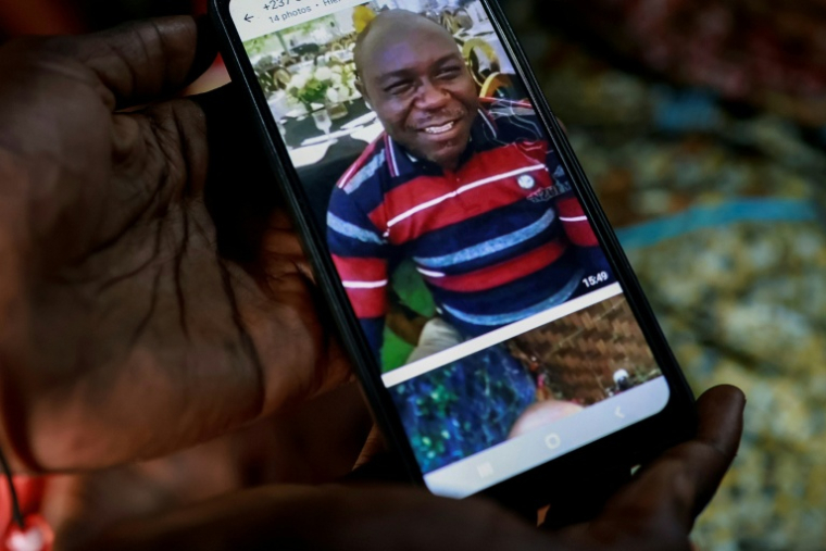 Un membre de la famille montre sur son téléphone portable une photo d'Achille Simo, tué en marge des violences qui secouent le Cameroun depuis la réélection contestée de Paul Biya, le 31 octobre 2025 à Douala ( AFP / - )