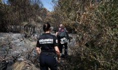 Une unité de  la cellule Recherche des causes et circonstances des incendies (RCCI) du Var, en mission sur la commune de Ponteves, le 29 juillet 2026. ( AFP / Thibaud MORITZ )