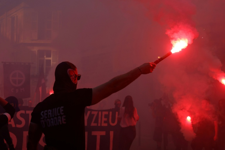 Des membres du groupe d'ultradroite "Comité du 9 mai" lors d'une manifestation, le 10 mai 2025 à Paris ( AFP / GEOFFROY VAN DER HASSELT )