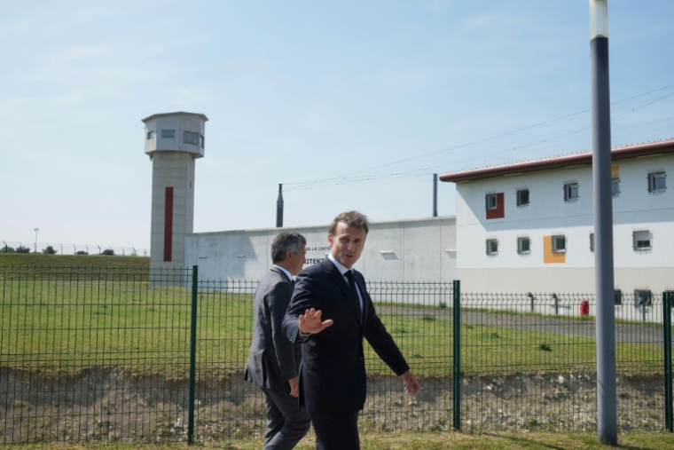 Emmanuel Macron devant la prison de Vendin-le-Vieil, dans le Pas-de-Calais, le 14 novembre 2025 ( POOL / Michel Euler )
