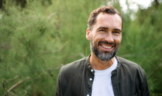 En combinant ainsi contrat d’assurance-vie et PER, Antoine profite des avantages des deux produits. Il combine ainsi sécurité, rendement et optimisation fiscale, sans sacrifier sa flexibilité financière à court terme ni sa préparation de la retraite. ( crédit photo : Getty Images )