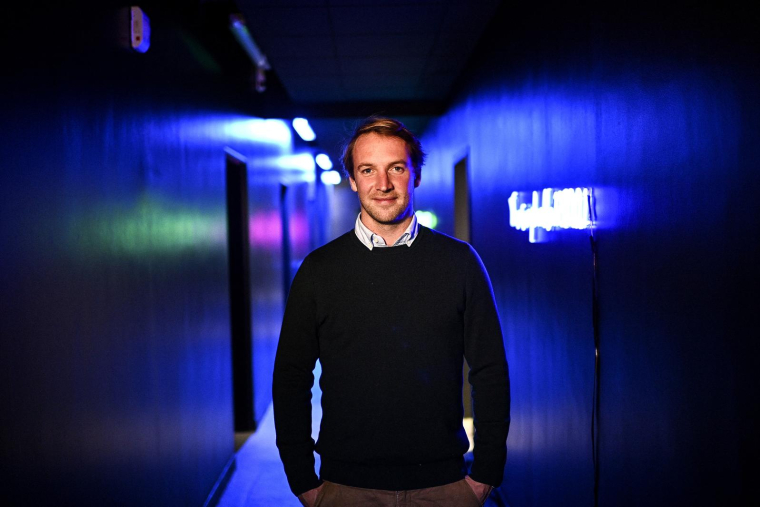 Le co-fondateur de Back Market Thibaud Hug de Larauze pose lors d'une séance photo au siège de son entreprise, à Paris le 5 janvier 2021. ( AFP / CHRISTOPHE ARCHAMBAULT )
