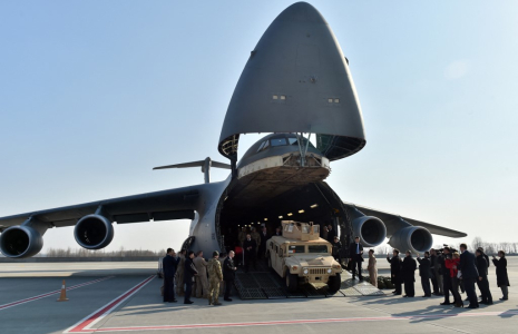 Un avion décahrge du matériel militaire américain à Kiev, le 15 mars 2015. (illustration) ( AFP / SERGEI SUPINSKY )