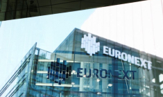 Le reflet d'un panneau numérique à la bourse Euronext dans le quartier d'affaires de La Défense