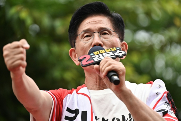 Kim Moon-soo, le candidat à la présidentielle pour le Parti du Pouvoir du Peuple, lors d'un événement de campagne électorale à Séoul le 1er juin 2025, deux jours avant l'élection présidentielle ( AFP / Pedro PARDO )