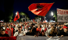 Des manifestants albanais, brandissant le drapeau national, protestent contre un projet touristique lié à la famille Trump, à Tirana, le 11 juin 2026 ( AFP / Adnan Beci )