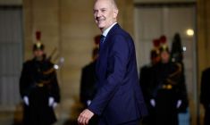 Le président français Macron accueille l'émir qatari Al Thani à Paris