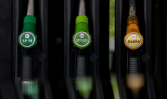 Le prix du litre de gazole s'élevait en moyenne au vendredi 21 novembre à 1,697 euro le litre, celui du super SP95-E10 à 1,707 euro le litre, selon le dernier relevé du ministère de la Transition écologique. ( AFP / FRED TANNEAU )