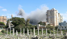 La fumée d'une frappe aérienne israélienne sur la ville de Tyr, dans le sud du Liban, le 24 mars 2026 ( AFP / Kawnat HAJU )