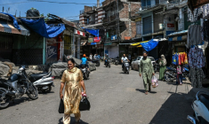 Des habitants sur le marché de Poonch, en Inde, où les armes se sont tues après quatre jours d'affrontements avec le Pakistan, le 11 mai 2025 ( AFP / Punit PARANJPE )