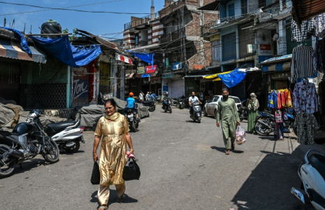 Des habitants sur le marché de Poonch, en Inde, où les armes se sont tues après quatre jours d'affrontements avec le Pakistan, le 11 mai 2025 ( AFP / Punit PARANJPE )