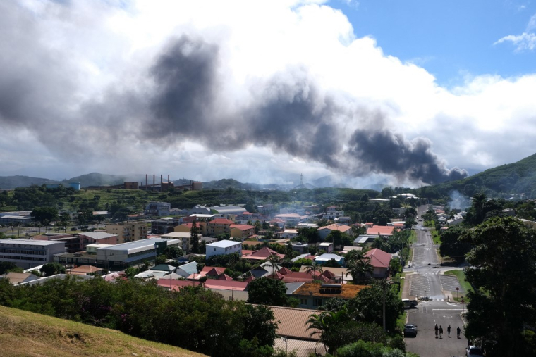 Une colonne de fumée au-dessus de Nouméa, le 14 mai 2024. ( AFP / THEO ROUBY )