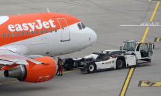 Photo du tracteur pushback Goldhofer devant un Airbus A319-112 avec le logo EasyJet