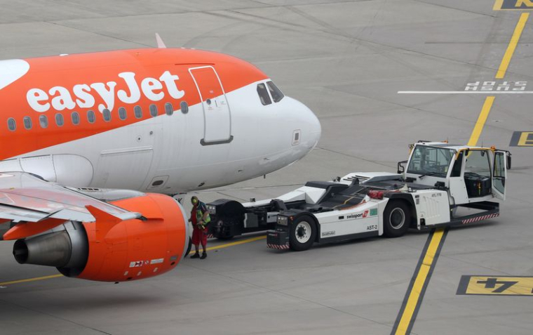 Photo du tracteur pushback Goldhofer devant un Airbus A319-112 avec le logo EasyJet