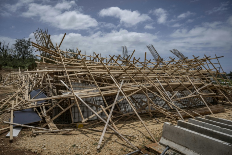 Un bâtiment en construction effondré par les vents violents et les fortes pluies du super-typhon Bavi à Guam, le 7 juillet 2026 ( AFP / Yuichi YAMAZAKI )