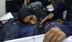 Une Palestinienne pleure la mort d'un proche dans un bombardement israélien à l'hôpital Al-Awda à Nousseirat, dans la bande de Gaza, le 20 août 2025  ( AFP / - )