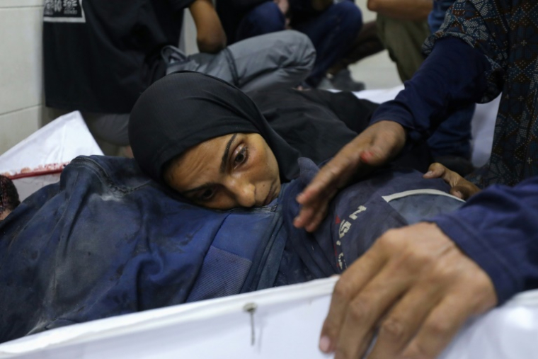 Une Palestinienne pleure la mort d'un proche dans un bombardement israélien à l'hôpital Al-Awda à Nousseirat, dans la bande de Gaza, le 20 août 2025  ( AFP / - )