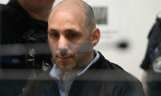 Cédric Jubillar dans la salle d'audience de la cour d'assises du Tarn lors de son procès pour le meurtre de sa femme Delphine Jubillar, le 23 septembre 2025 à Albi  ( AFP / Lionel BONAVENTURE )