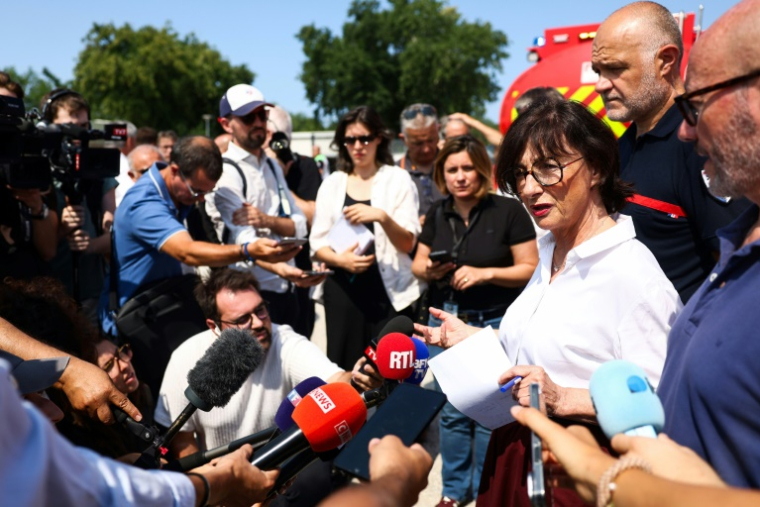 La préfète de Gironde et de Nouvelle-Aquitaine, Sophie Brocas (D), le 23 juillet 2026 lors d'une conférence de presse au Porge (Gironde) ( AFP / ROMAIN PERROCHEAU )
