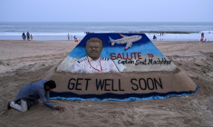 L'artiste indien Sudarsan Pattnaix rend hommage avec une sculpture de sable au pilote indien de Flydubai Smit Machchhar, le 1er octobre 2026 à Puri, en Inde ( AFP / STR )